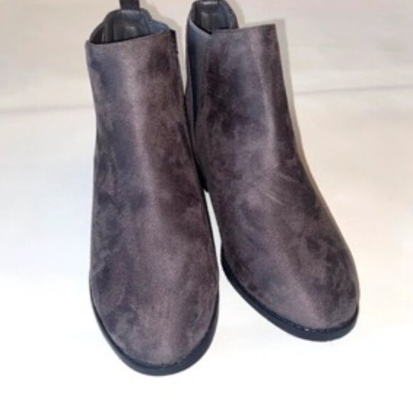 Rue21 Boots Women's Vee Gray Suede Ankle Boot Bootie Size 6 - Picture 2 of 7